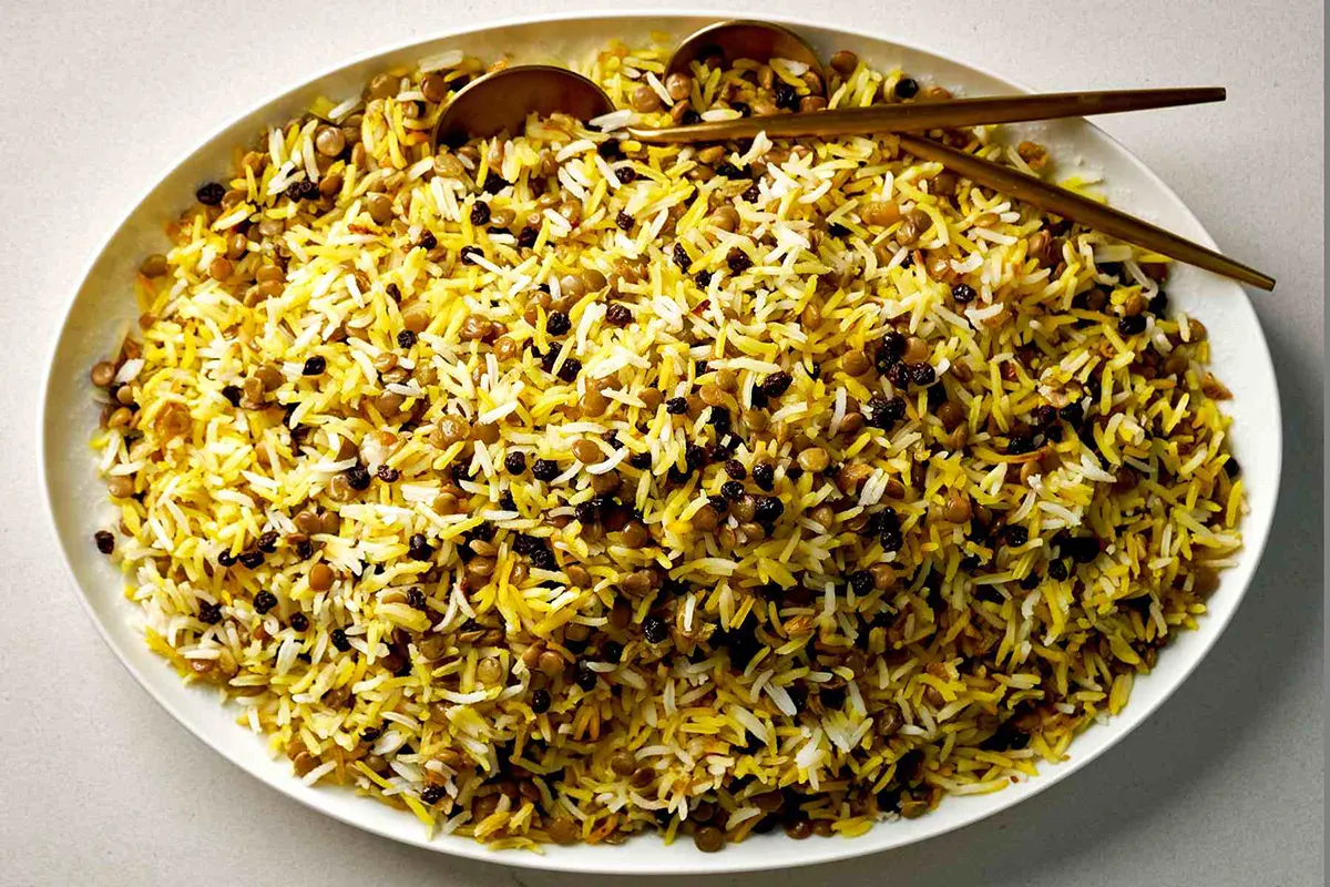 عدس‌پلو با کشمش و پیاز داغ