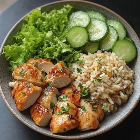 سینه مرغ کبابی با برنج و کاهو