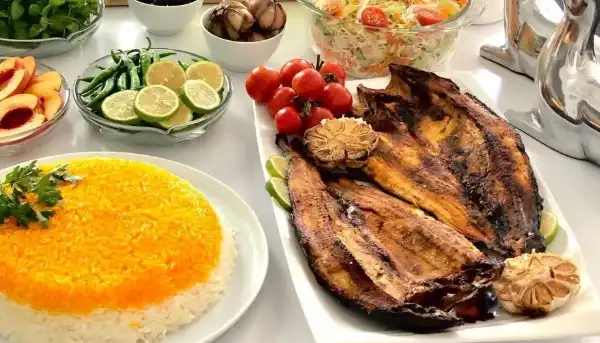ماهی کبابی با برنج و لیمو